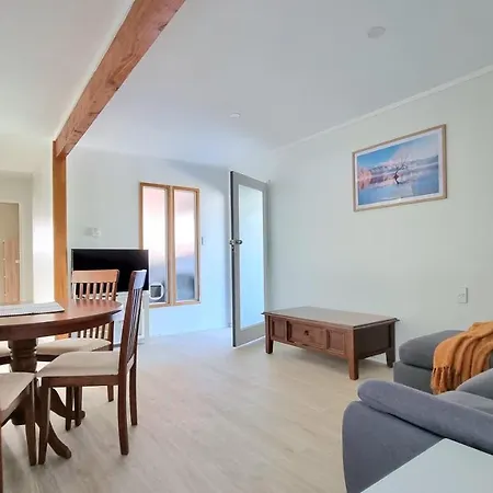 Lovely 2 - Bedroom Unit With Free Parking